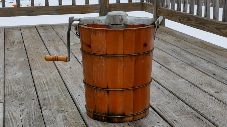 Hand-crank ice cream maker