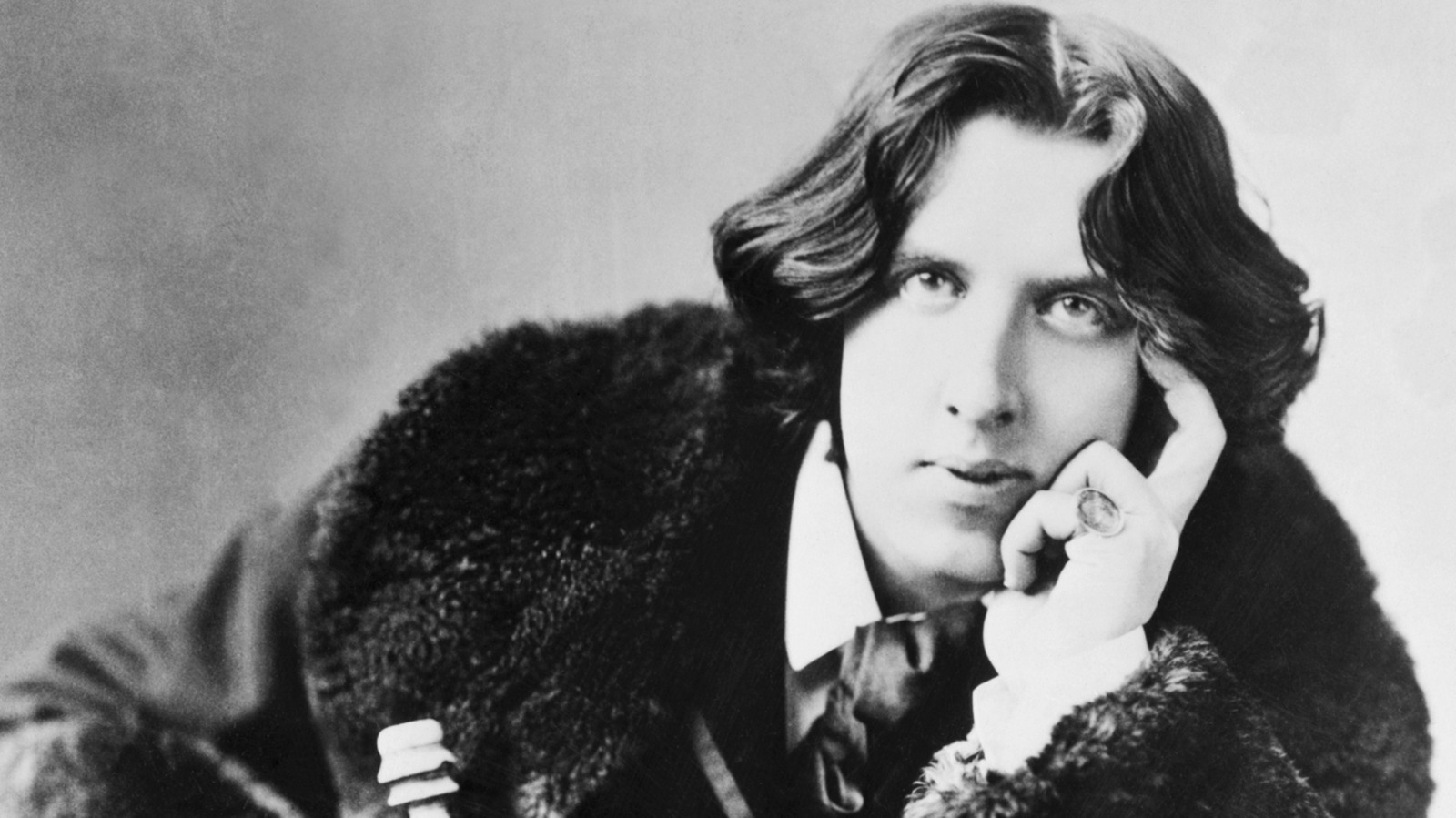 <a href="https://www.foodrepublic.com/1763786/oscar-wilde-favorite-drink-absinthe-banned-us/" target="_blank">Oscar Wilde’s Favorite Alcoholic Drink Was Once Banned In The US</a>