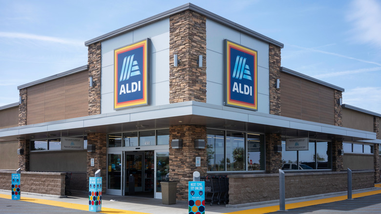 Aldi storefront in daytime