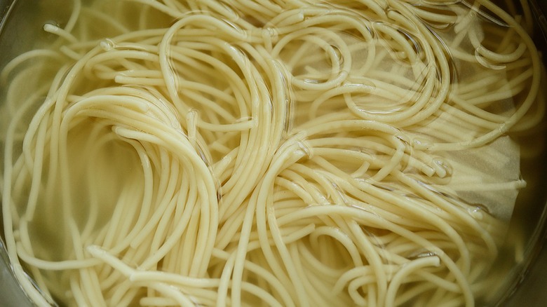 cooked spaghetti noodles in water