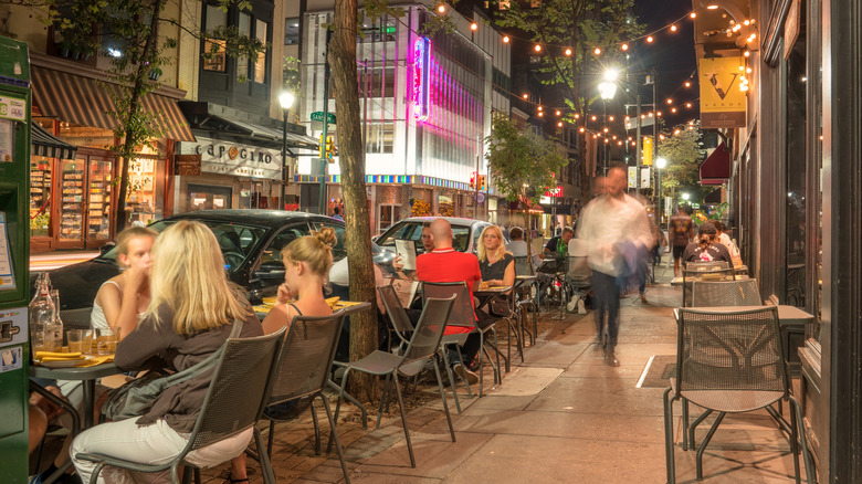 People dine outside on a sidewalk in Philadelphia