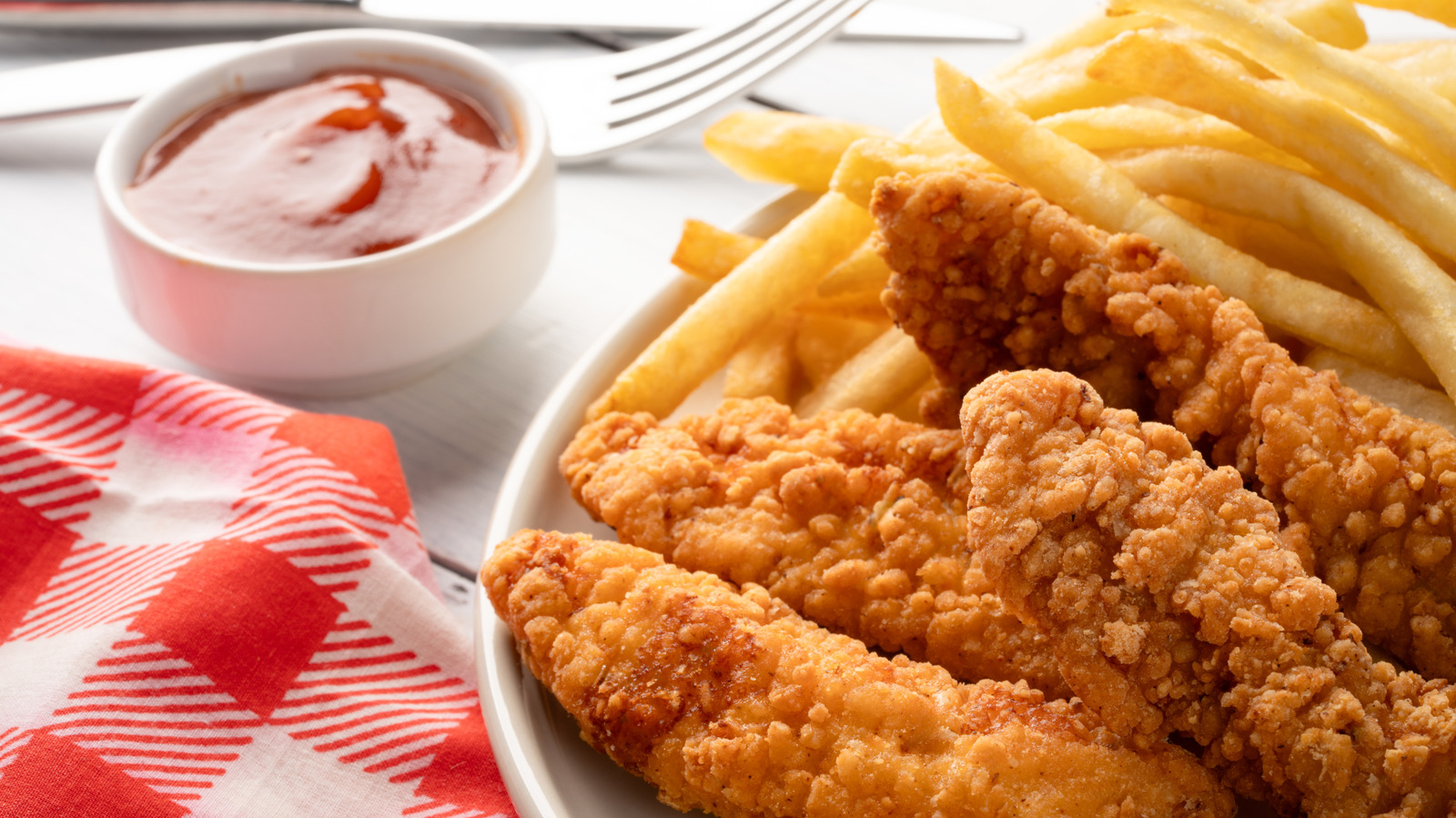 Popeyes Vs Raising Cane's: The Chain With More Affordable Chicken Tenders