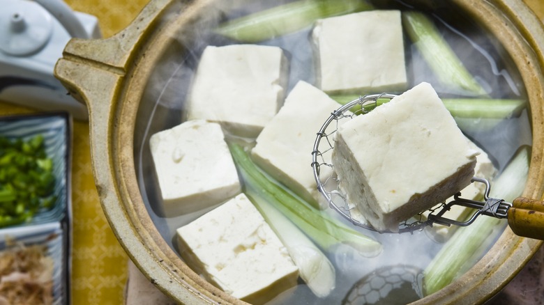 Boiling tofu with leeks