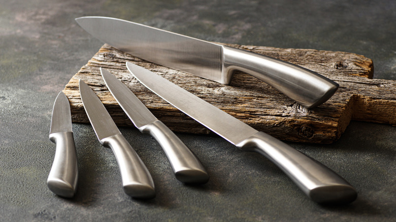 Various steel kitchen knives.