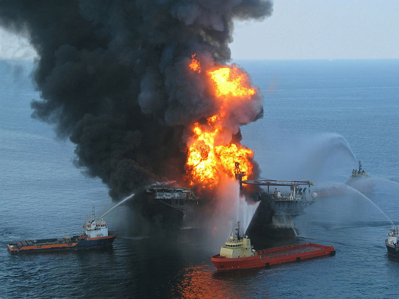 Deepwater_Horizon_offshore_drilling_unit_on_fire_2010