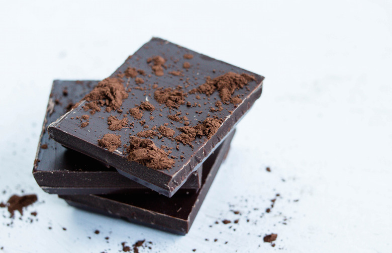 Closeup of Cocoa Powder and Dark Chocolate (dt. dunkle Schokolade)