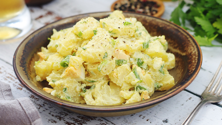 A bowl of potato salad.