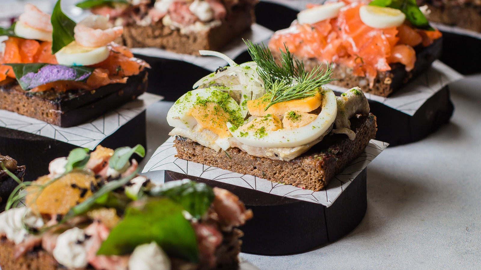 <a href="https://www.foodrepublic.com/1724878/norwegian-open-faced-sandwiches/" target="_blank">Reimagine Lunch With Nordic-Inspired Open-Faced Sandwiches</a>