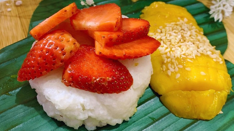 Sticky rice with strawberries and mango