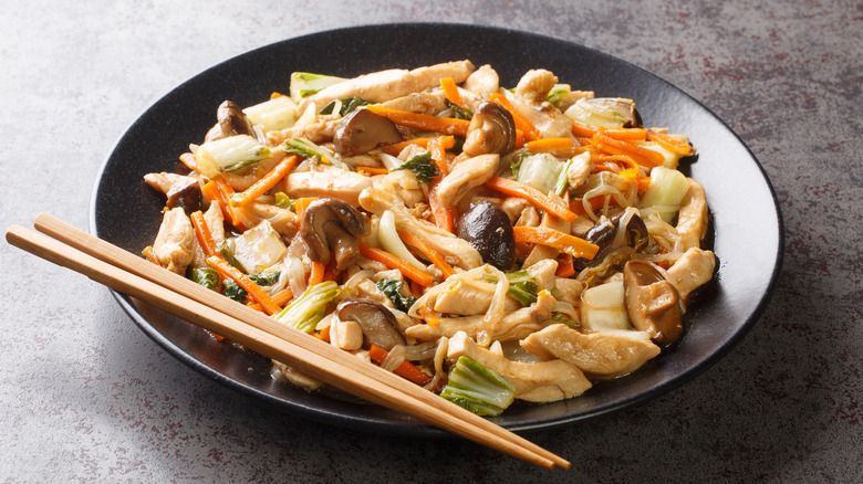 Chop suey with chicken and stir-fried vegetables