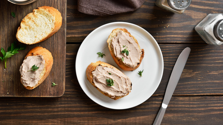Chicken liver pâté with toasted bread