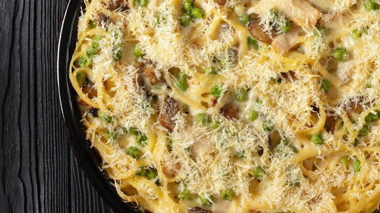 Chicken tetrazzini with peas and cheese