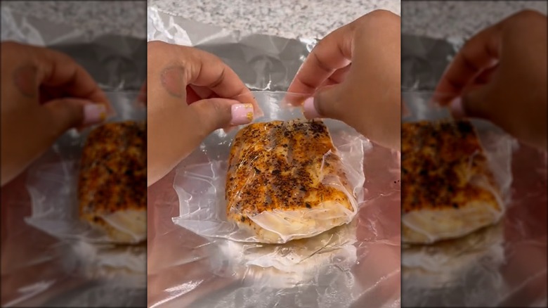 Wrapping food in rice paper