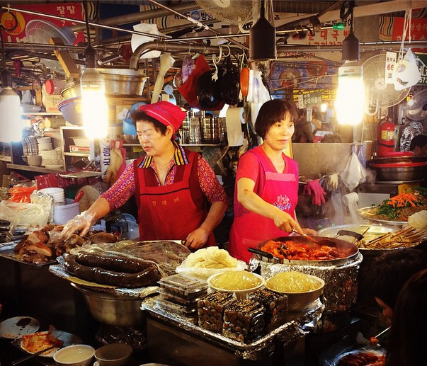 Workers at the Gwangjang Market in Seoul, where Anthony Bourdain is currently filming.
