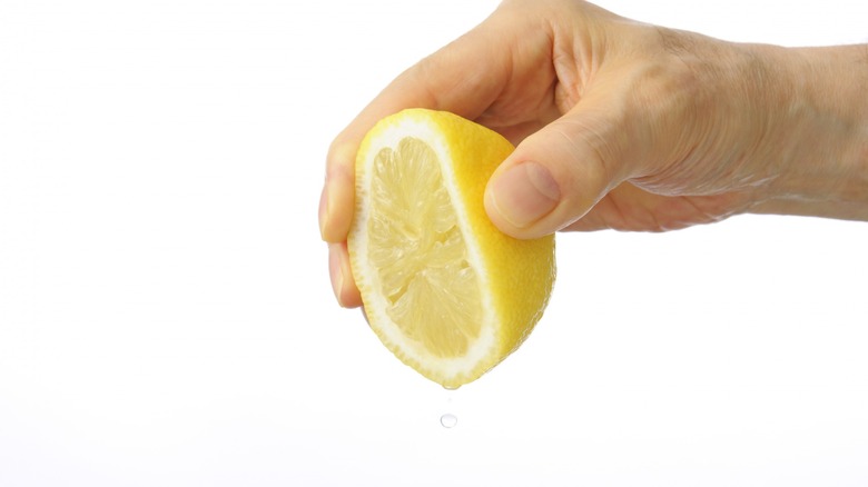 Squeezing lemon