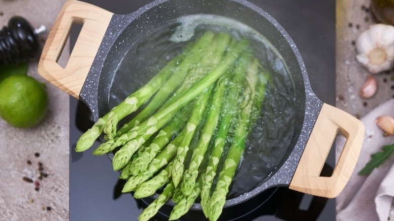 Boiling asparagus