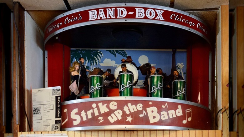 A close up of the mechanical band