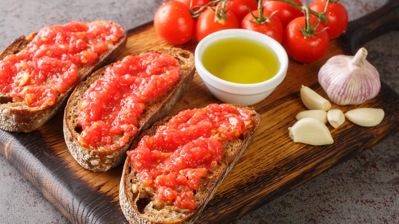 Pan con tomate on cutting board
