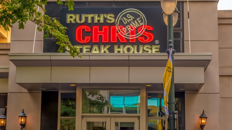 Ruth's Chris storefront and street light