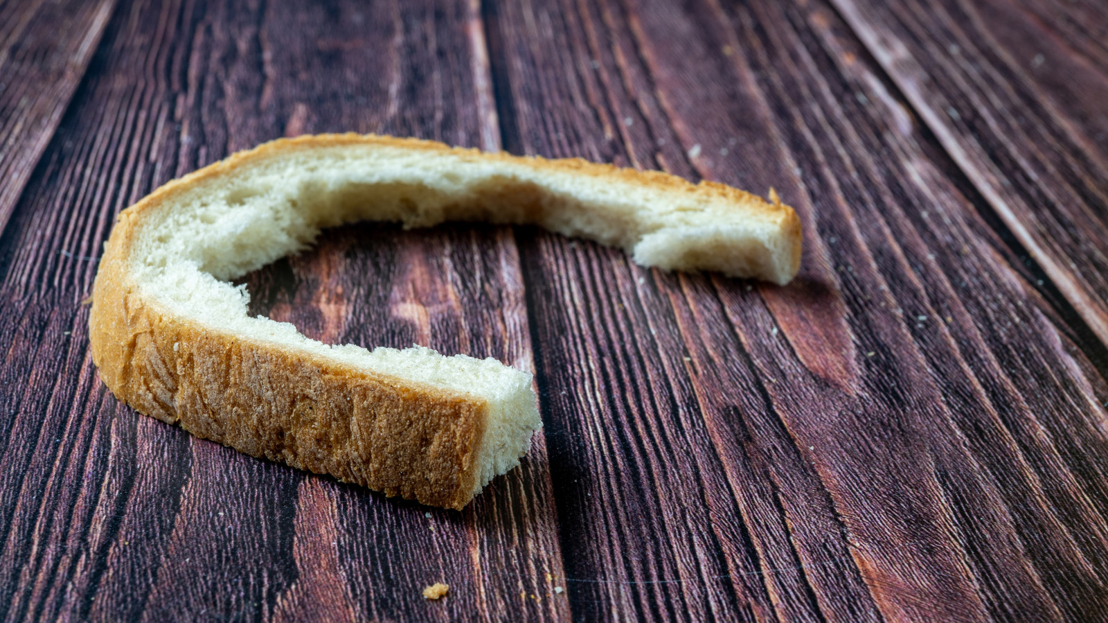 <a href="https://www.foodrepublic.com/2081299/make-cinnamon-rolls-leftover-bread-crust/" target="_blank">Save Your Undesired Bread Crust And Make This Easy Dessert</a>