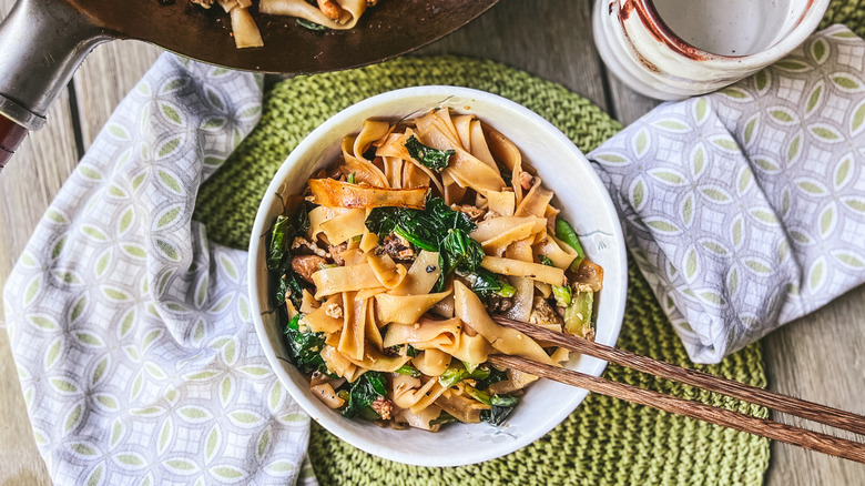 chicken pad see-ew in bowl