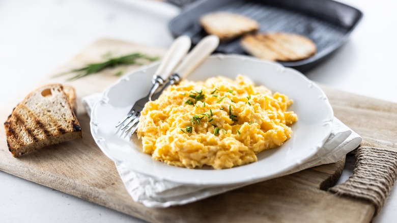 scrambled egg breakfast