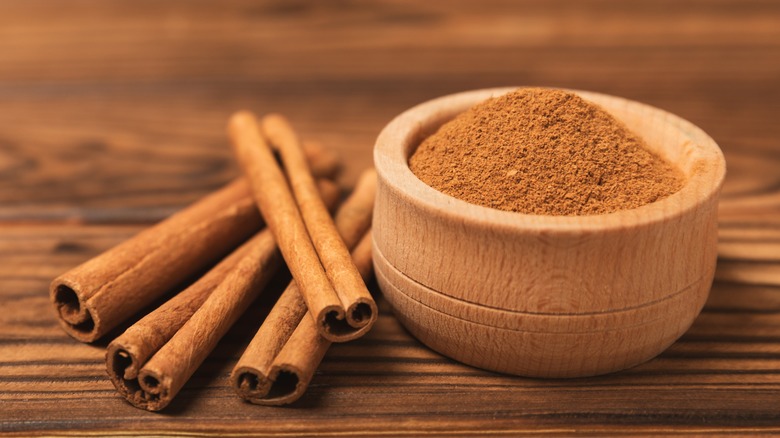 Cinnamon sticks and powder