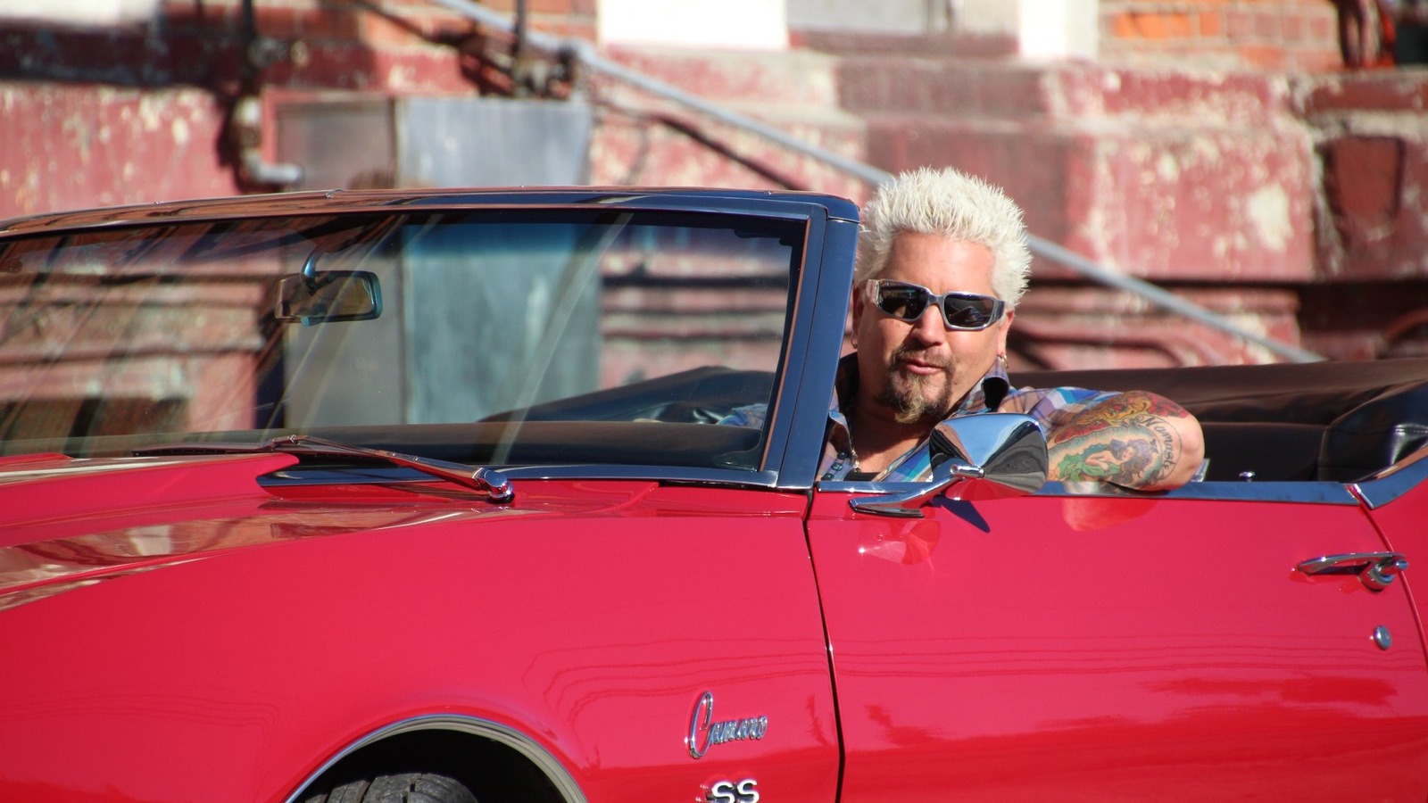 <a href="https://www.foodrepublic.com/2173878/serious-scandals-diners-drive-ins-and-dives/" target="_blank">8 Serious Scandals Diners, Drive-Ins And Dives Couldn’t Shake Off</a>