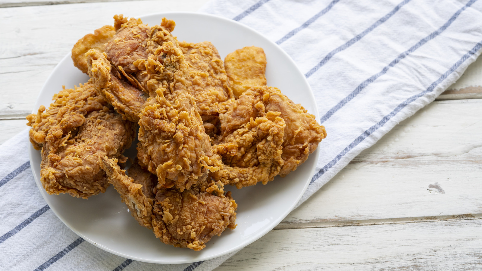 <a href="https://www.foodrepublic.com/1887118/shake-fried-chicken-paper-bag-hack/" target="_blank">Shake Fried Chicken In A Paper Bag For Even Crispier Results</a>