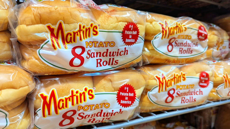 Martin's Potato sandwich rolls on a grocery store shelf
