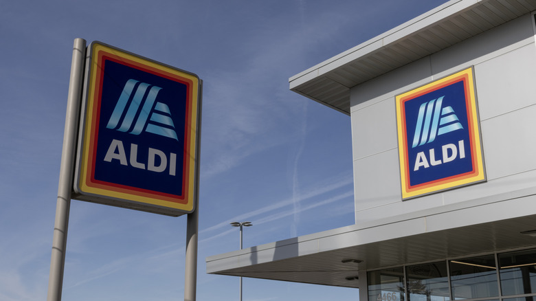 Aldi storefront and sign