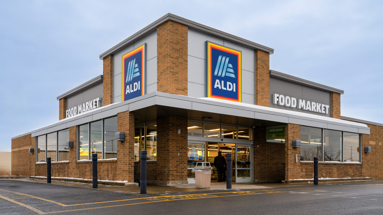 Aldi storefront during daytime