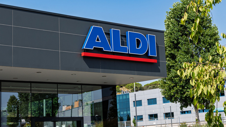 Aldi storefront in broad daylight