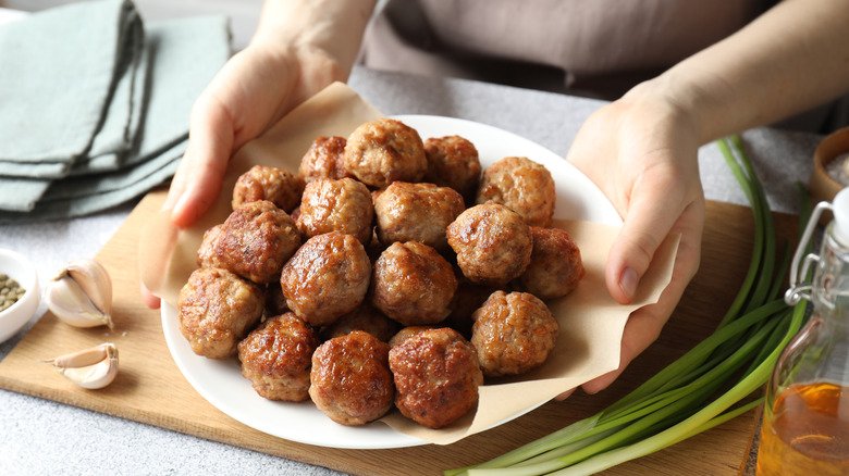 A plate of meatballs.