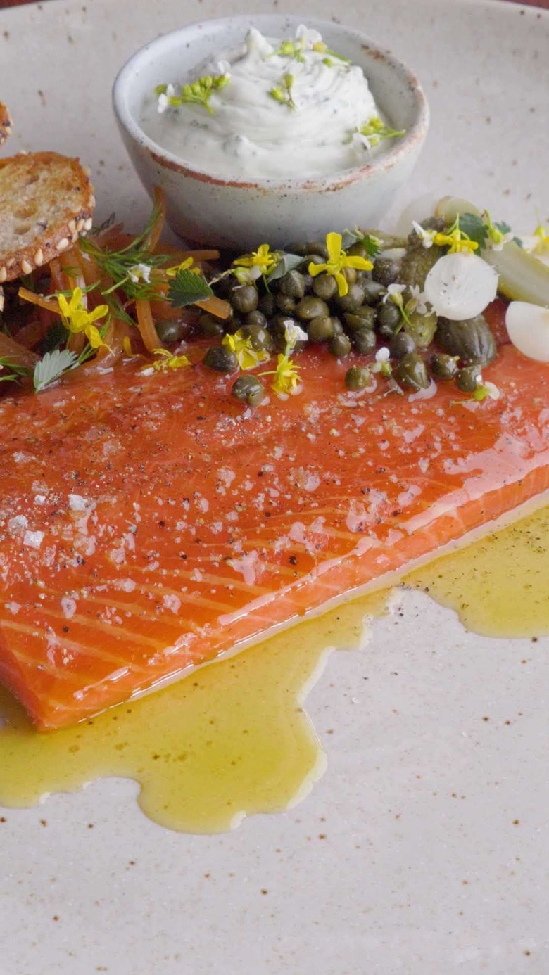 8BTLZyZRRogRTXOT23NHUpFu09-smoked-salmon-serve-novide