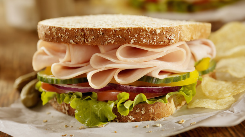 Turkey sandwich with chips