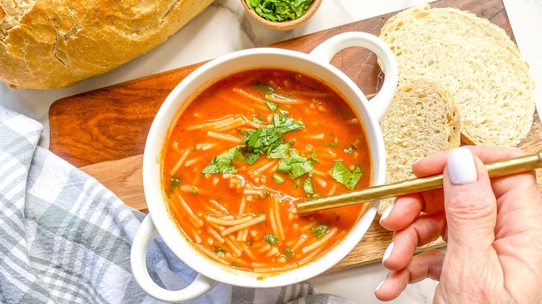 sopa de fideo in white bowl