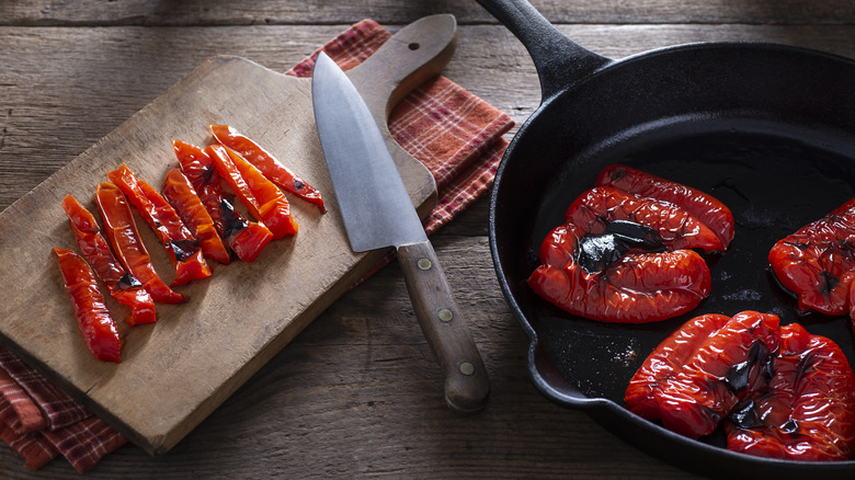 Sliced roasted red bell peppers 
