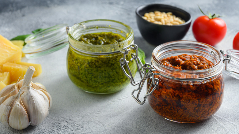 Red pepper and green basil pesto 