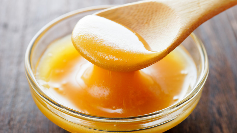 Manuka honey in bowl