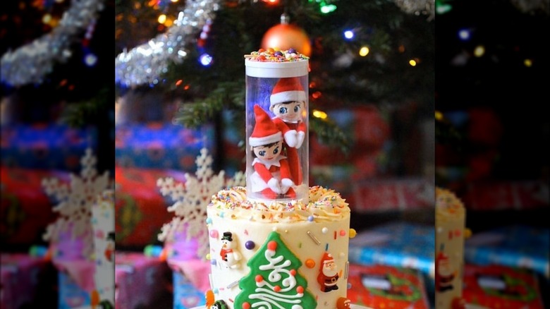 A cake with elves
