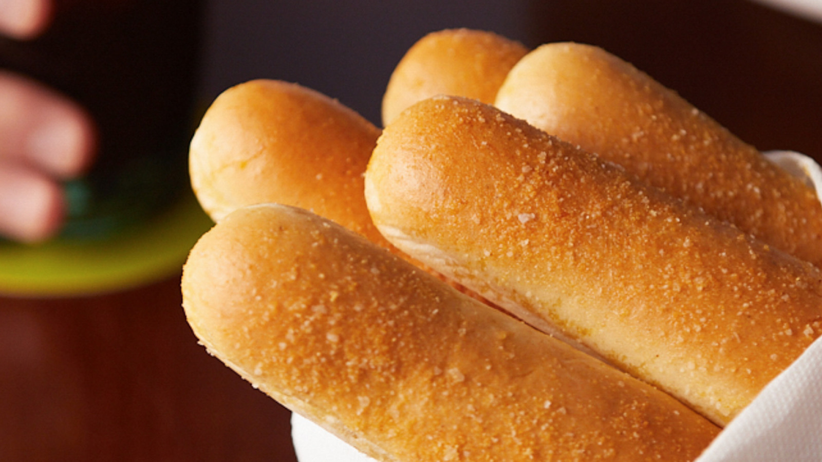 <a href="https://www.foodrepublic.com/1926243/olive-garden-breadsticks-sweet-reddit-hack/" target="_blank">Take Olive Garden Breadsticks To Sweet New Heights With This Reddit Hack</a>