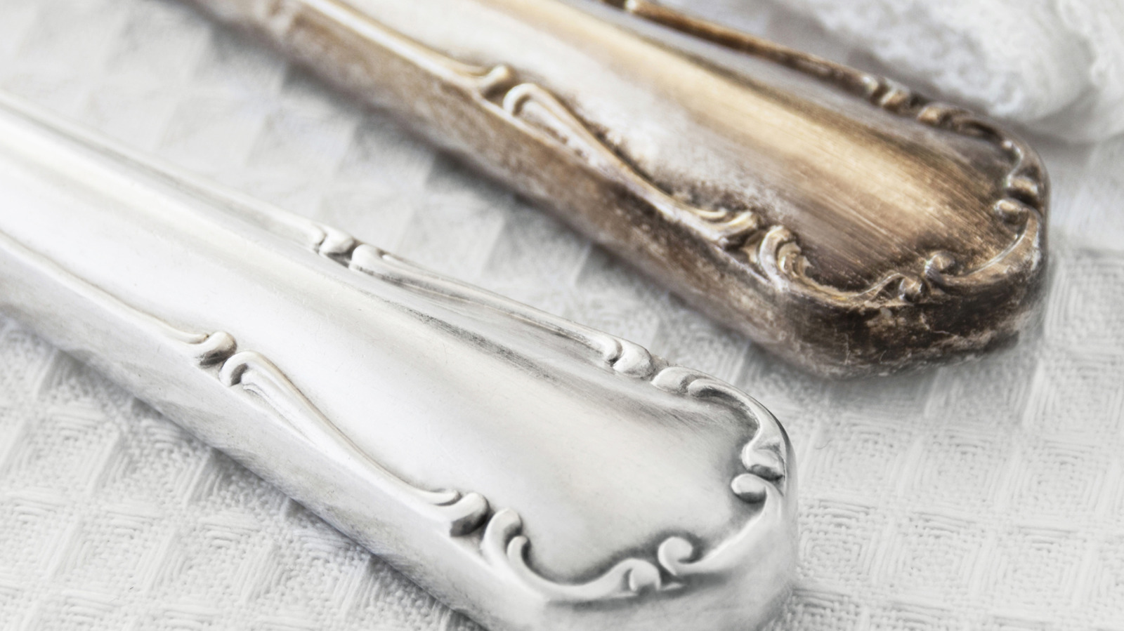 <a href="https://www.foodrepublic.com/2102894/polish-tarnished-silverware-ketchup/" target="_blank">Tarnished Silverware? Use This Everyday Condiment To Polish It To Perfection</a>