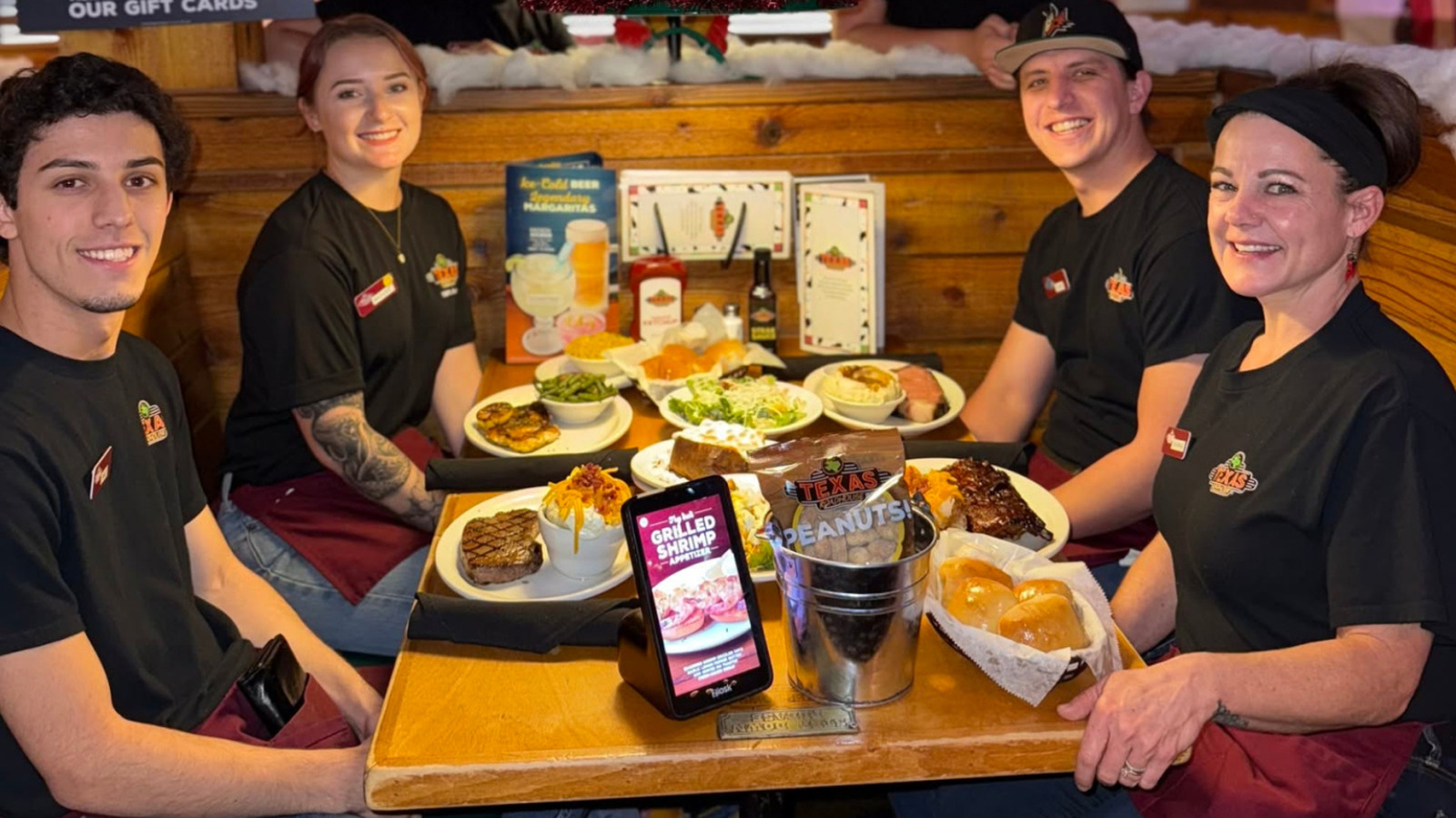 <a href="https://www.foodrepublic.com/2197010/texas-roadhouse-employee-script-greeting-customers/" target="_blank">Texas Roadhouse Employees Have To Follow This Script When Greeting Customers</a>