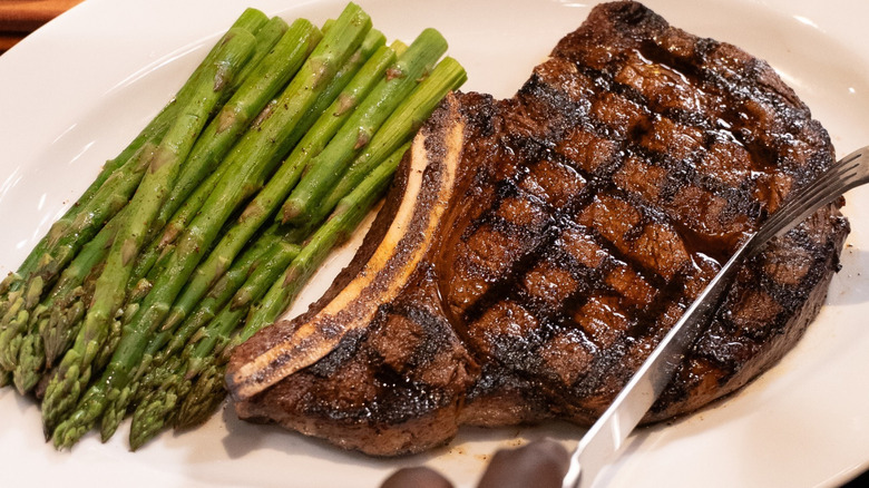 LongHorn Steakhouse steak and asparagus