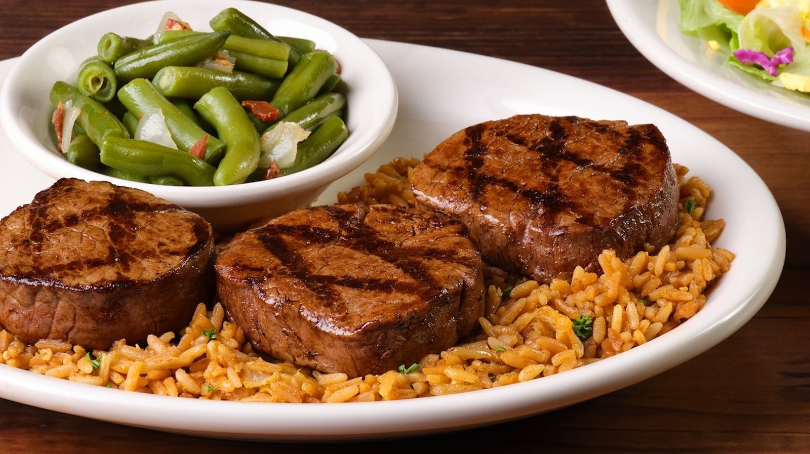<a href="https://www.foodrepublic.com/1951822/texas-roadhouse-prep-beef-tempature-rule/" target="_blank">Texas Roadhouse’s Strict Temperature Rule For Prepping Beef</a>