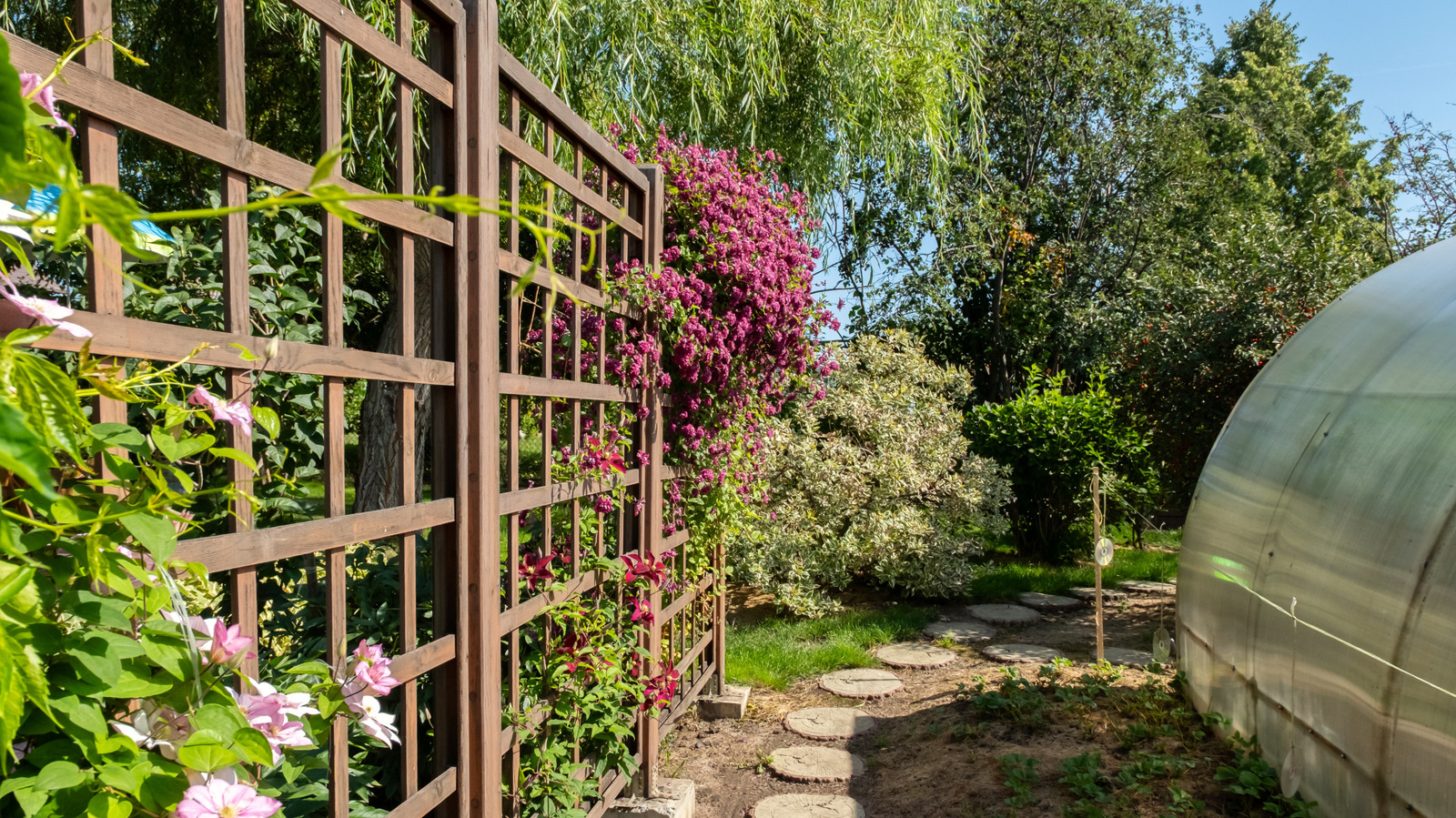 <a href="https://www.foodrepublic.com/1971738/coffee-container-transform-bird-feeder-diy/" target="_blank">That Old Coffee Container Is A Secret Weapon For Bringing Charm To Your Yard</a>