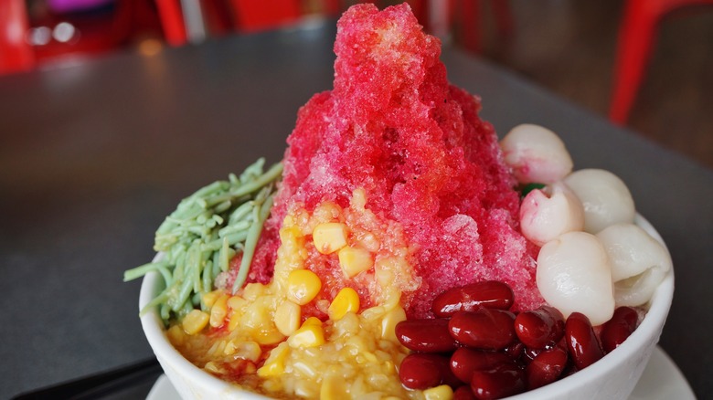 Bowl of garnished ice kachang on black table