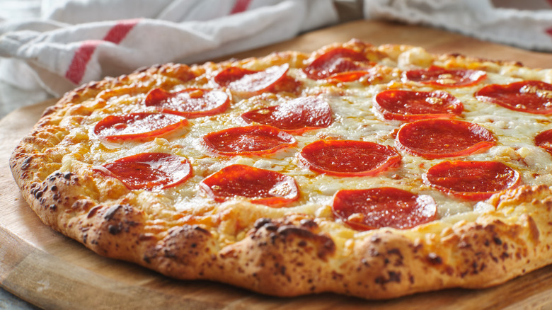 cooked pepperoni pizza