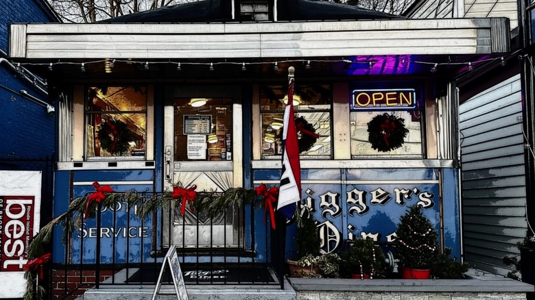 The exterior of Jigger's Diner with a Christmas wreath on the railing
